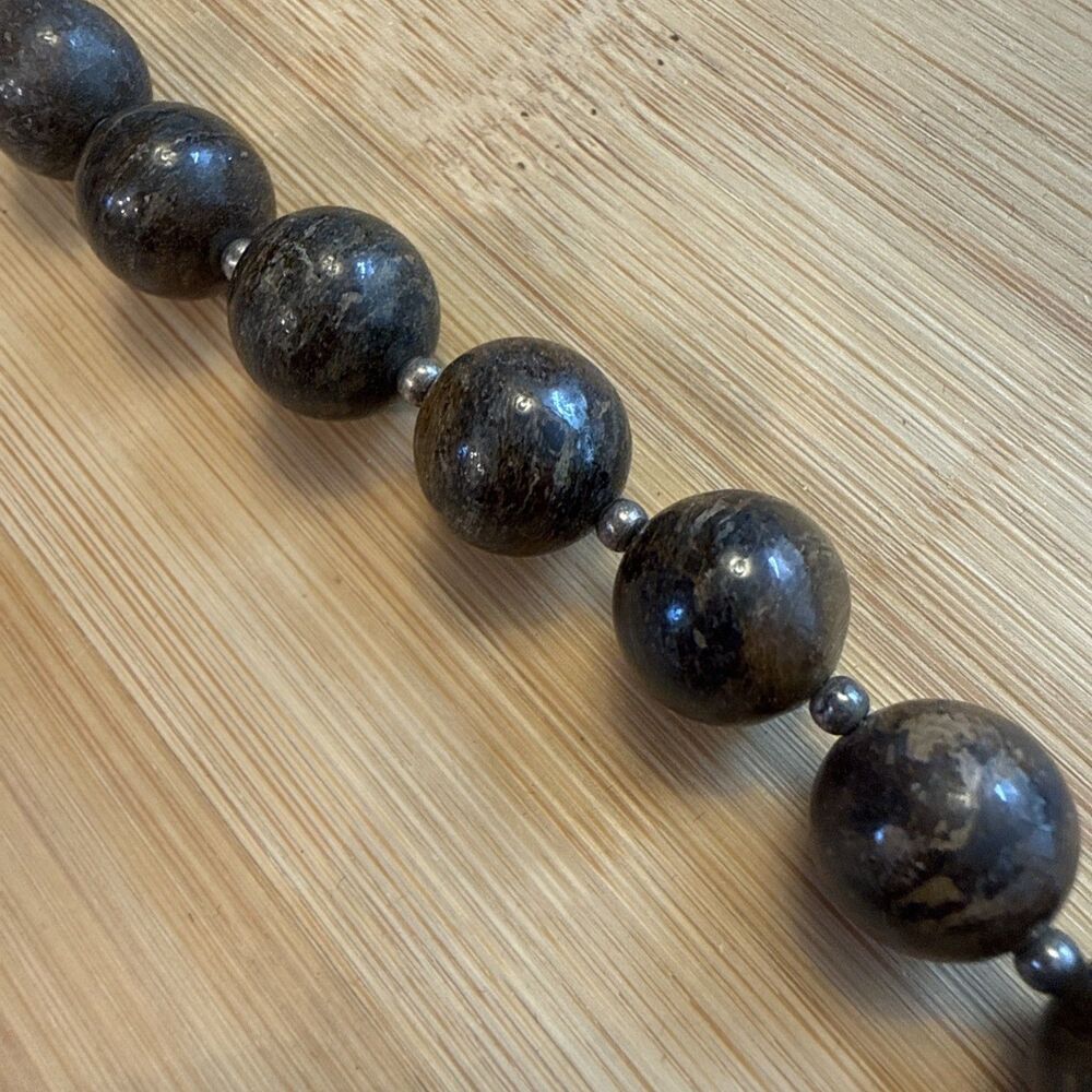 BROWN BEAD BRACELET WITH SILVER FLOWER CLASP UNBRANDED - Picture 5 of 6